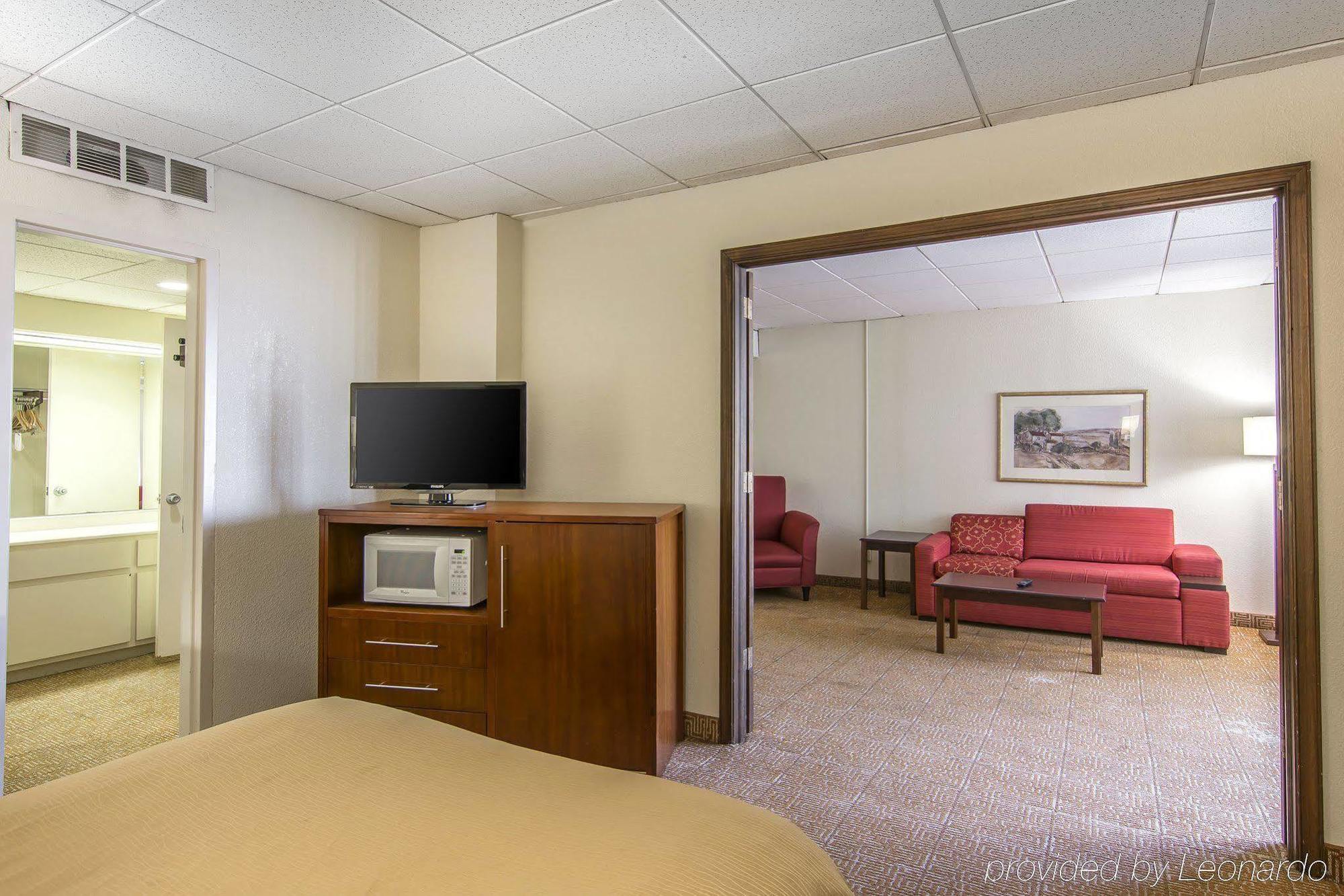 Quality Inn And Suites Conference Center Ричмонд Экстерьер фото